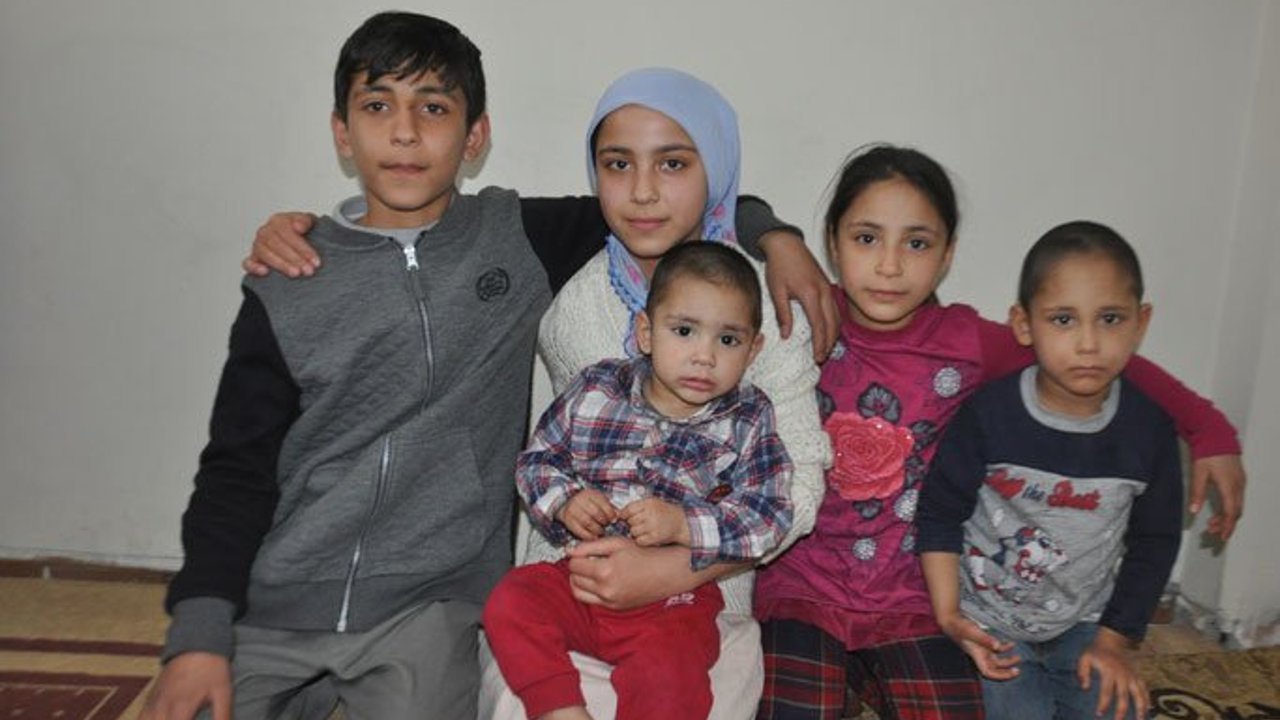 Afgan kızı Reyhan, dört kardeşine annelik yapıyor!