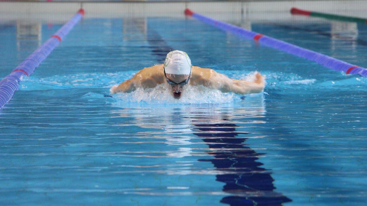 15 yaşındaki genç yüzücü yeni rekorlar için çalışıyor
