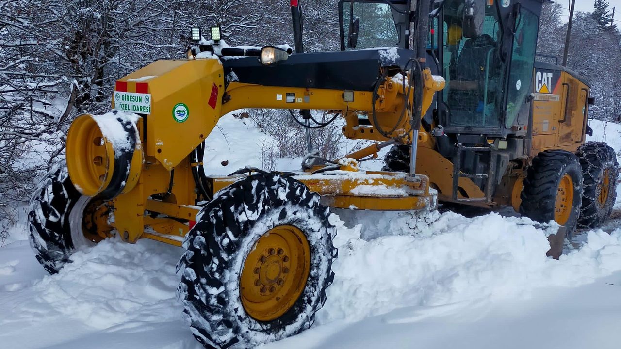 Giresun’un yüksek kesimlerde 61 köy yolu kar nedeniyle ulaşıma kapandı