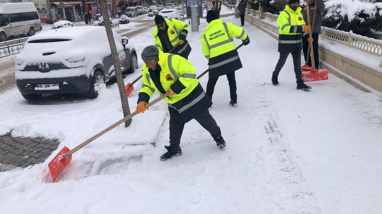 Bayburt Belediyesi yaya ve sürücüler için seferber oluyor: Karla mücadele aralıksız sürüyor