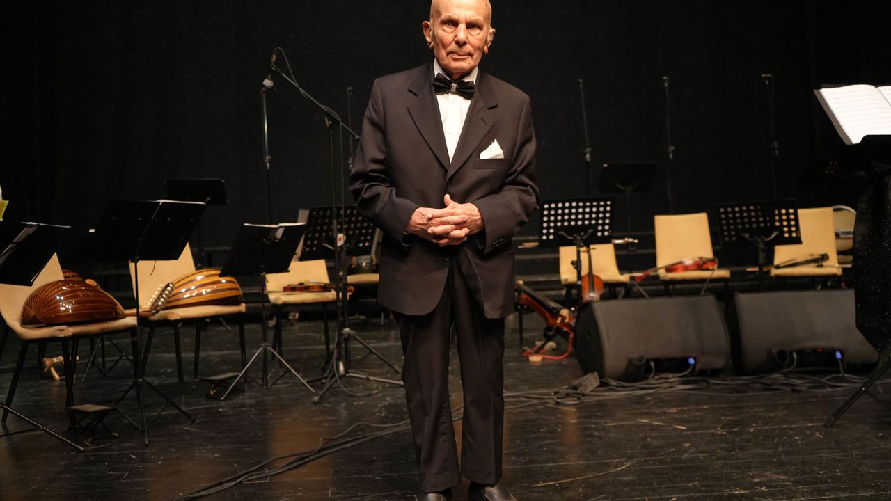 Asırlık çınar sahnede: 100 yaşındaki koristten solo şov
