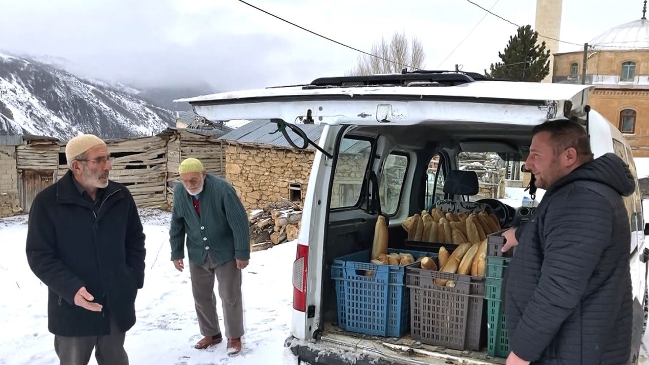 Bayburtlu fırıncı karlı yolları aşarak yıllardır köylere ekmek götürüyor