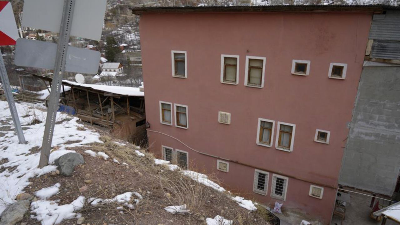 Gümüşhane’de yaşayan aile yıllardır evlerini basan su nedeniyle mağduriyet yaşıyor