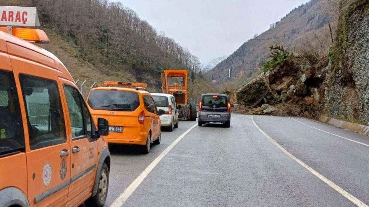 Trabzon'da heyelan nedeniyle Santa Yolu ulaşıma kapandı