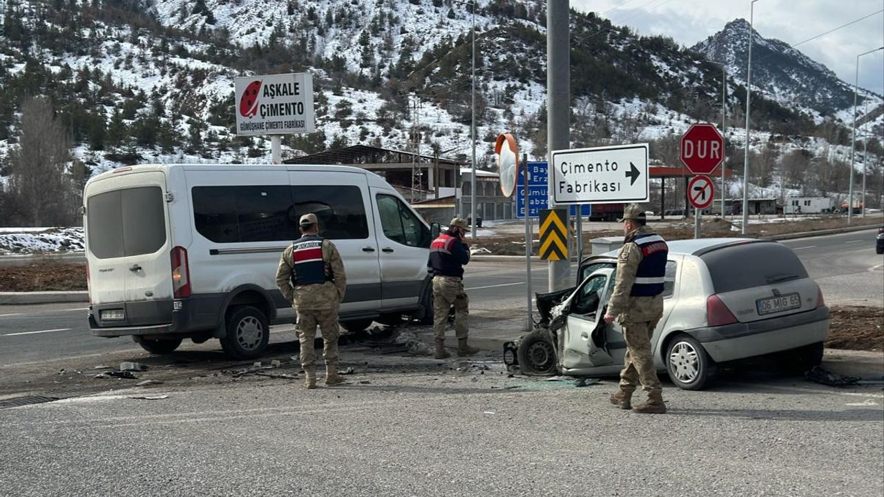 Gümüşhane’de otomobille servis minibüsü çarpıştı: 4 yaralı