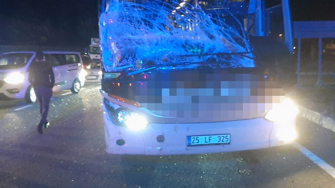 Gümüşhane’de hafif ticari araçla yolcu otobüsünün çarpıştığı kaza kamerada