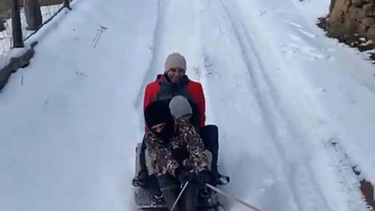 Kamyonet arkasına bağladıkları tekerlekle karda kaymanın keyfini yaşadılar