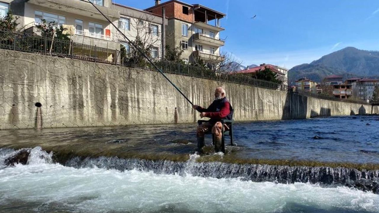 60 yaşındaki olta balıkçısı sosyal medyada gündem oldu