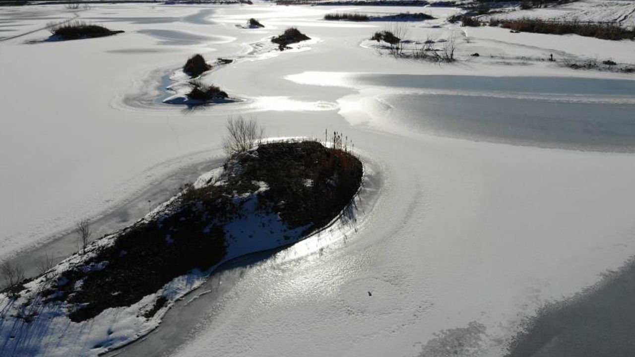 Bayburt’ta soğuk hava gölet ve akarsuları dondurdu