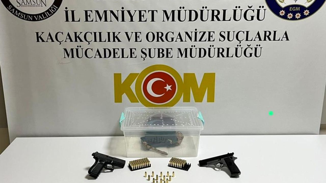 Samsun'da polis gümrük kaçağı boğa yılanı ve silah ele geçirdi