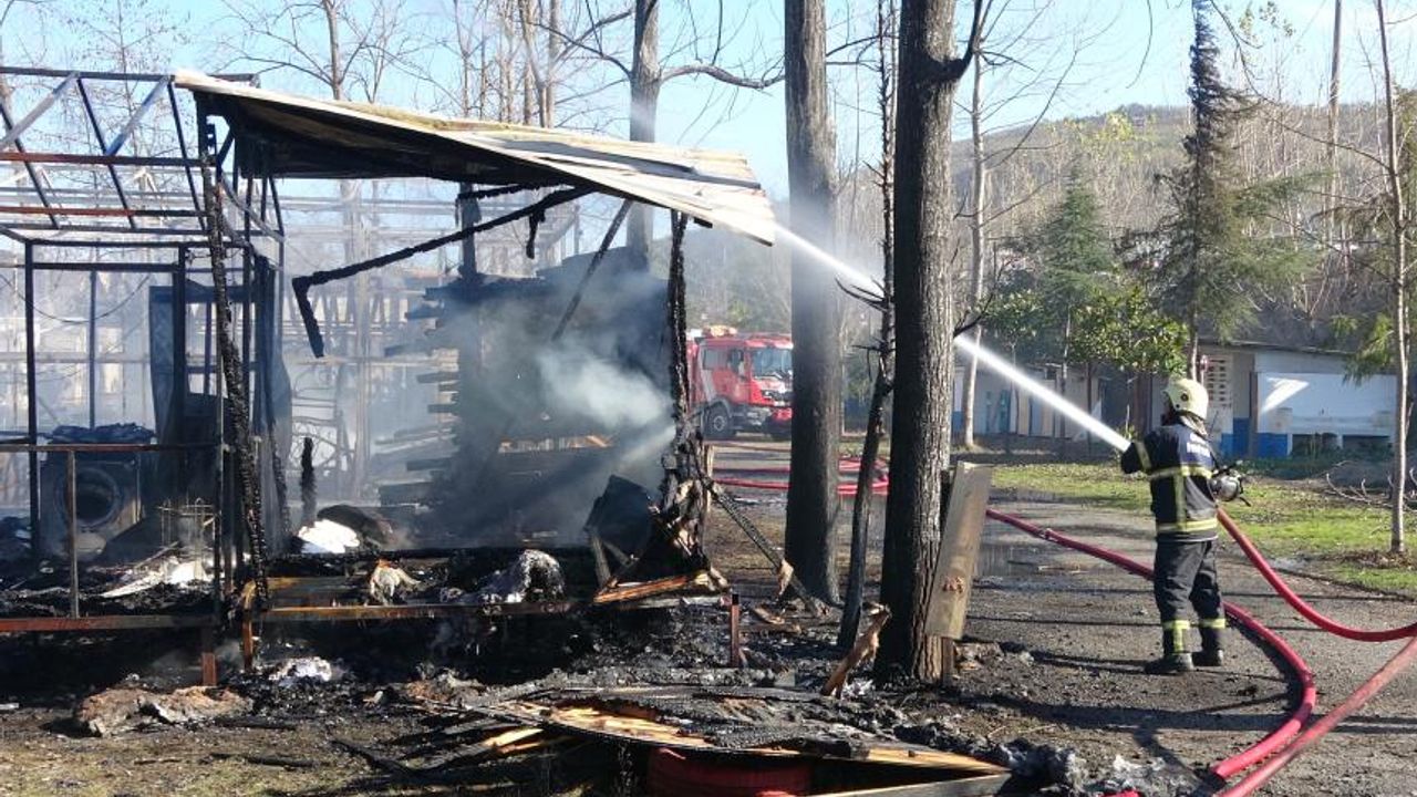 Kamp alanında yangın: 10 yapı küle döndü, 3 çadır hasar gördü