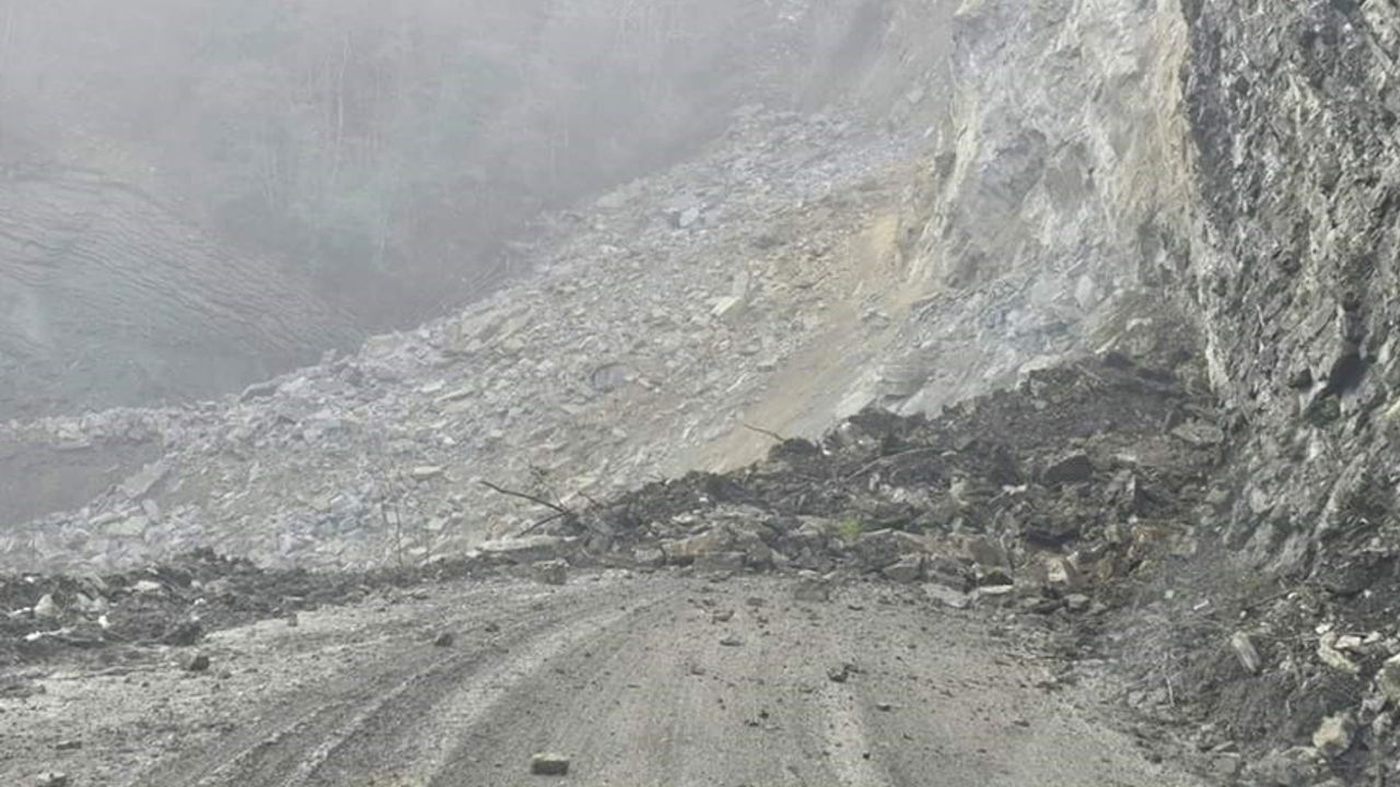 Türkeli'de köy grup yolu ulaşıma kapatıldı