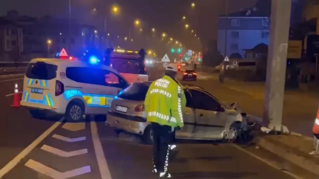Düzce'de otomobil refüje çarptı!