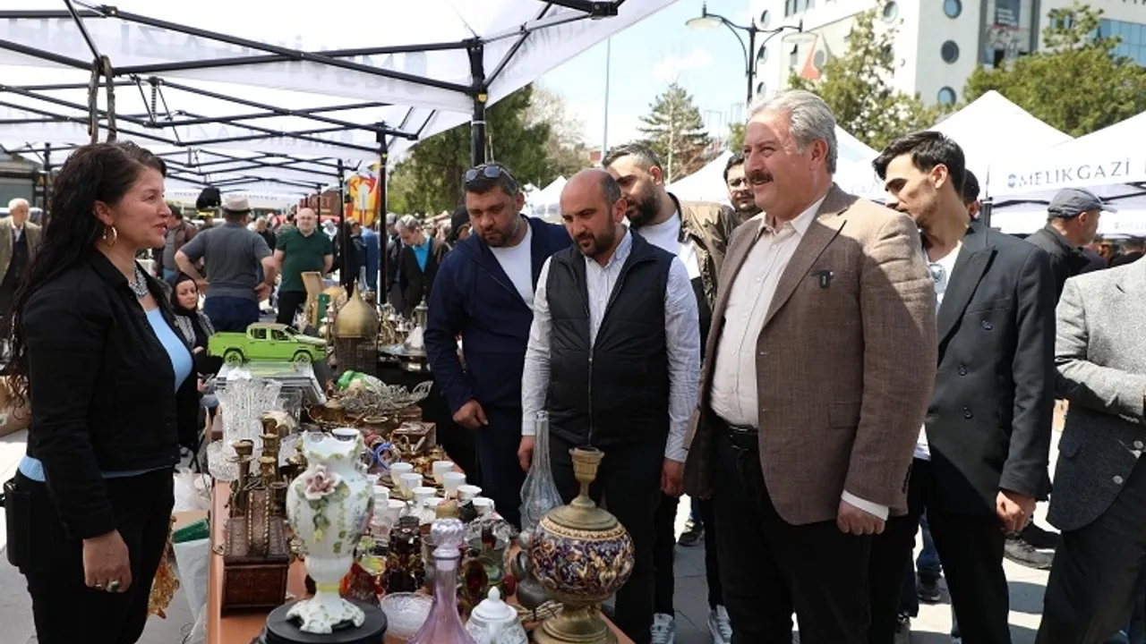 Kayseri Melikgazi'de Antika Pazarı'na yoğun ilgi