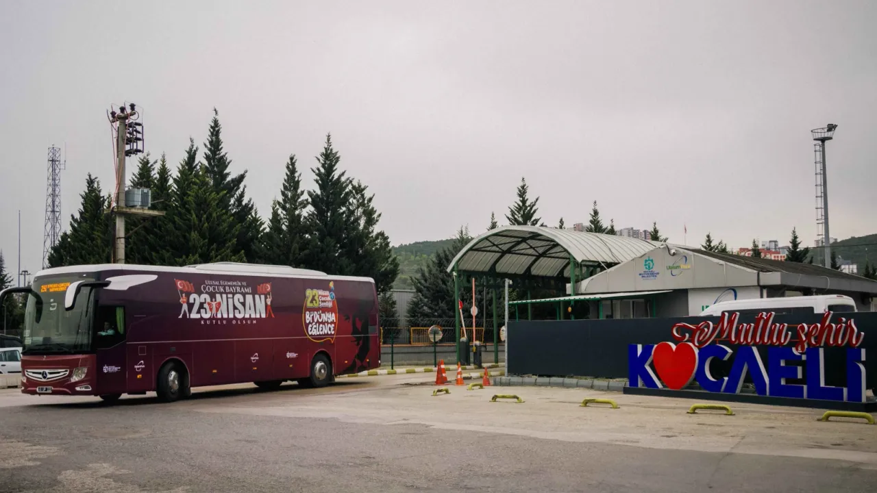 Kocaeli'de otobüs ve tramvaylar 23 Nisan'a özel giydirildi
