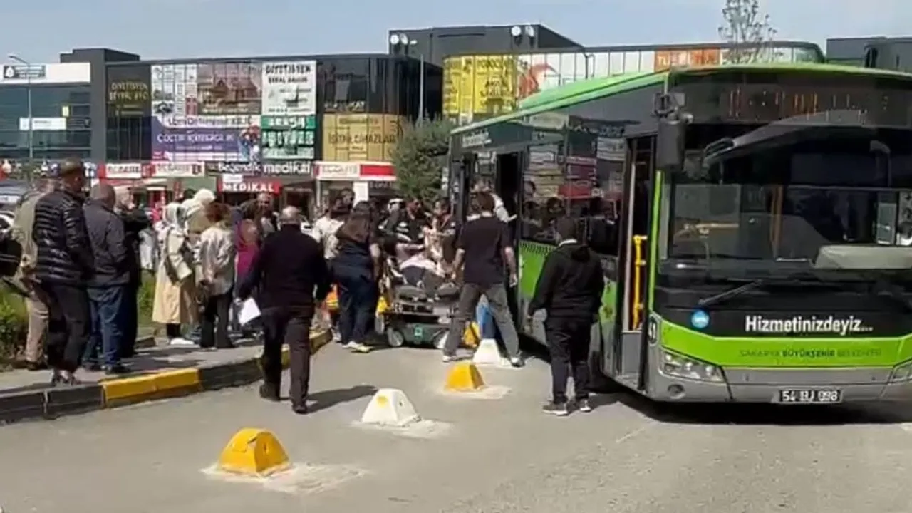 Sakarya'da otobüs hattan çıktı, hastaneye gitti