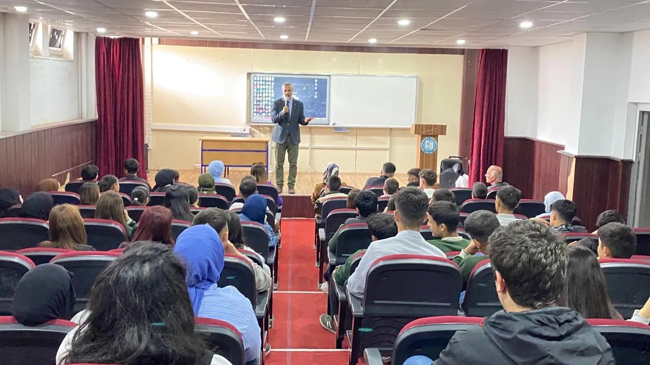 Gazeteci Yazar Metin Özmen 150. konferansını Bitlis’te verdi