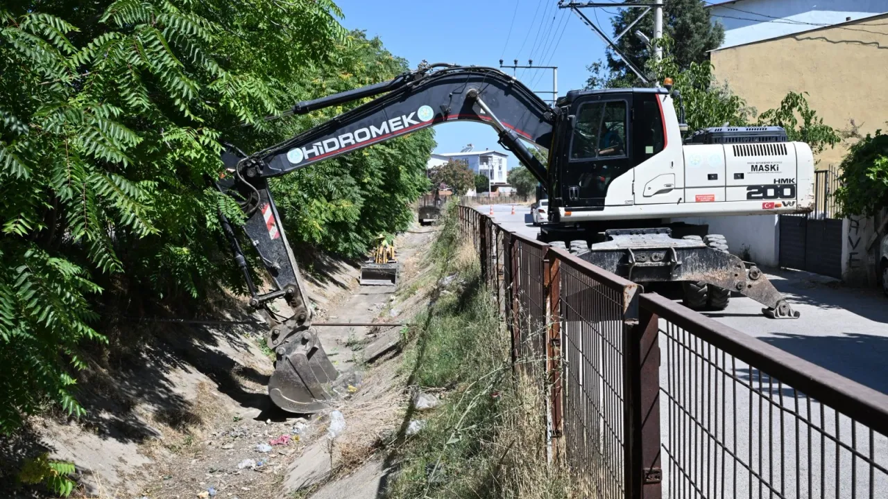 Manisa Fevzi Çakmak'ta sulama kanalları temizliği