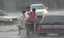 Sağanak ve dolu sele neden oldu, yollar su altında kaldı