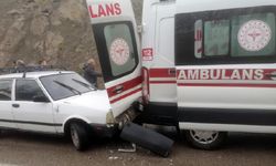 Kazaya müdahale eden ambulansa otomobil çarptı