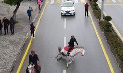 19 Mayıs kortejinde yolda kayan at, binicisiyle birlikte düştü