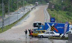 Sular altında kalan karayolu kapandı, işyerlerini su bastı