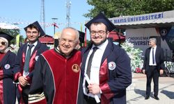 Dersinden kaldığı profesör babasının elinden diplomasını aldı