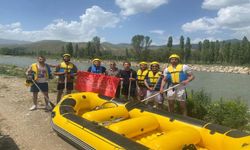 Köyün meraklı gençlerinin yeni tutkusu rafting