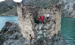 15 Temmuz anısına sular altında kalan kaleye Türk bayrağı asıldı