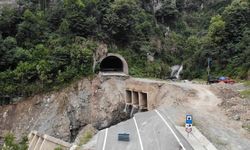 Heyelan nedeniyle kapanan yol havadan görüntülendi