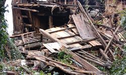Alaplı'da fırtına nedeniyle 100 yıllık ahşap ev yıkıldı
