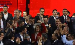 CHP Genel Başkanı Özel: "Salondan 130 milletvekilimizle el ele omuz omuza çıkıyorum"