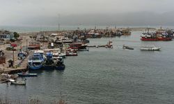 Şiddetli poyraz nedeniyle balıkçı tekneleri Amasra Limanı'na sığındı