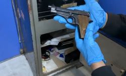 Polis işyerindeki çelik kasada 4 tabanca ve uyuşturucu madde ele geçirdi