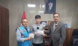 Ortaokul öğrencisi birincilik ödülünü Gazze'ye bağışladı