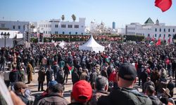 Tunus’ta binlerce kişi hükümeti protesto etti