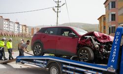 Bayburt’ta 4 kişinin yaralandığı trafik kazası güvenlik kamerasına yansıdı