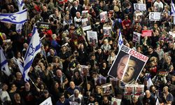 İsrail’de 100 bin kişi Netanyahu ve hükümetini istifaya çağırdı