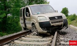 Hafif ticari araç tren raylarına uçtu: 1 yaralı