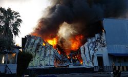 Samsun'da bebek bezi fabrikası alev alev yanıyor