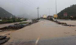 Trabzon-Bayburt Karayolu Dere Taşkını Nedeniyle Kapandı