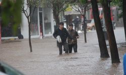 Trabzon'un Araklı ilçesinde şiddetli yağış yolları göle çevirdi