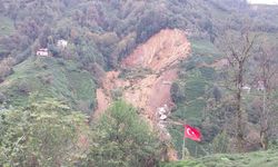 Rize'de şiddetli yağış heyelanlara yol açtı: Boşaltılan 3 ev yıkıldı