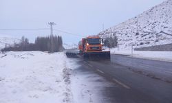 Bayburt'ta karayolları ekiplerinin karla kaplı yollarda ve tepelerde yoğun kar mesaisi