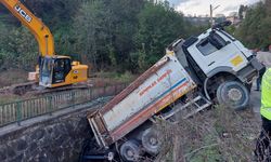 Kamyon altına aldığı otomobille dereye düştü, faciadan dönüldü (Rize Haber)