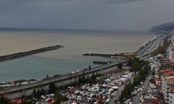 Rize'de yoğun yağışın ardından derelerin getirdiği çamur denizin rengini değiştirdi