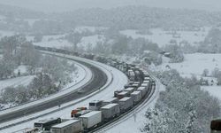 TEM’de trafik durdu, maddi hasarlı kazalar yüzünden yol tıkandı