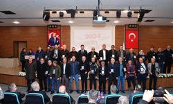 Ortahisar’da 2024 yıl sonu programında mutlu bir aile fotoğrafı ile birlik ve beraberlik mesajı verildi