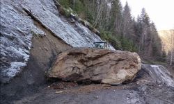 Kastamonu’da düşen kaya yolu ulaşıma kapattı