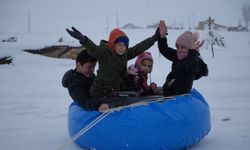 Bayburtlu Baba, Çocuklarına Şambrele ile Kayak Eğlencesi Yaşattı